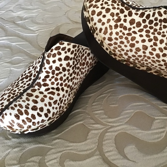 Yellow Box Leopard Print Mules - Picture 8 of 10